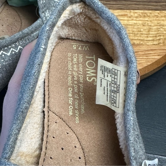 Fleece lined cozy Toms flats - women’s size 7.5, metallic silver design, peace - Picture 4 of 9